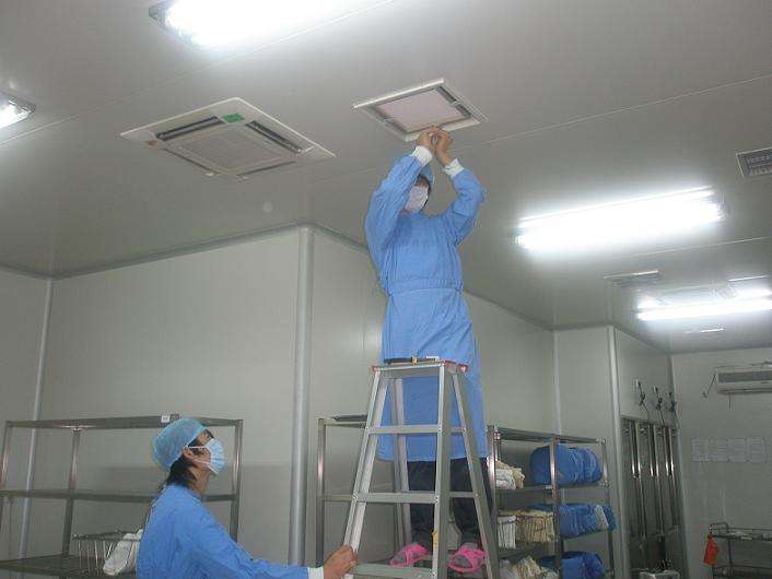 工作人员正在安装高效91免费版污下载