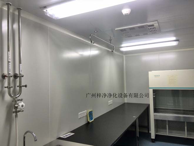 建造和使用洁净室能有效减少室内诱入、产生及滞留粒子。