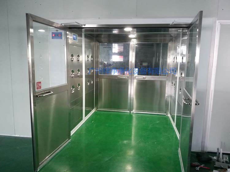 双开门货淋室前门打开,后门紧锁 防止洁净室与非洁净室空气对流。