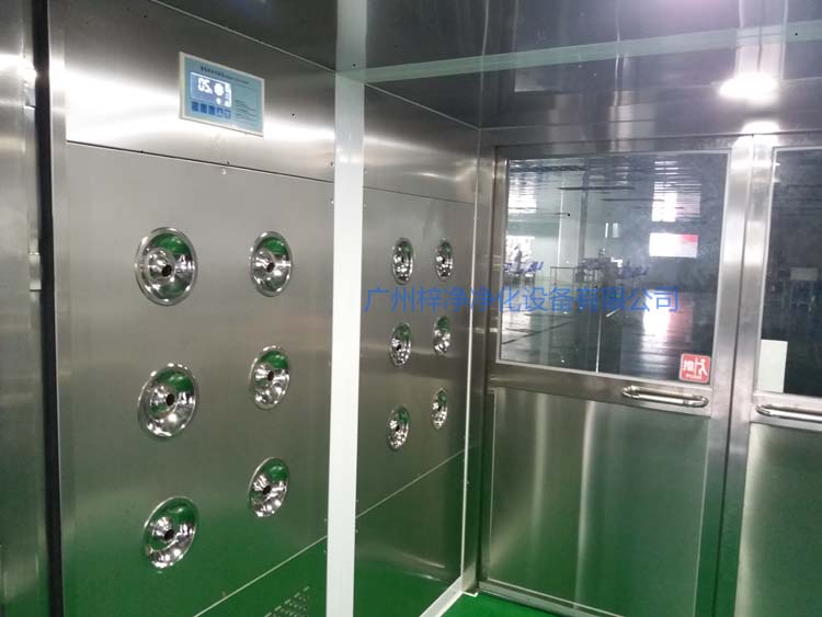 双开门货淋室工作区配智能控制器,方便人员使用操作。