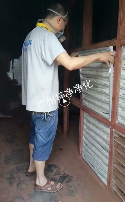 工作人员正在安装干式柜袋式除尘空气91免费版污下载