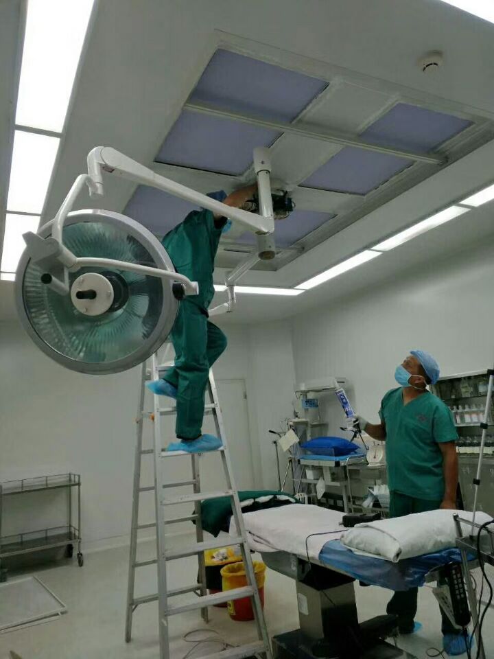 手术室洁净层流送风天花高效91免费版污下载更换现场实拍图